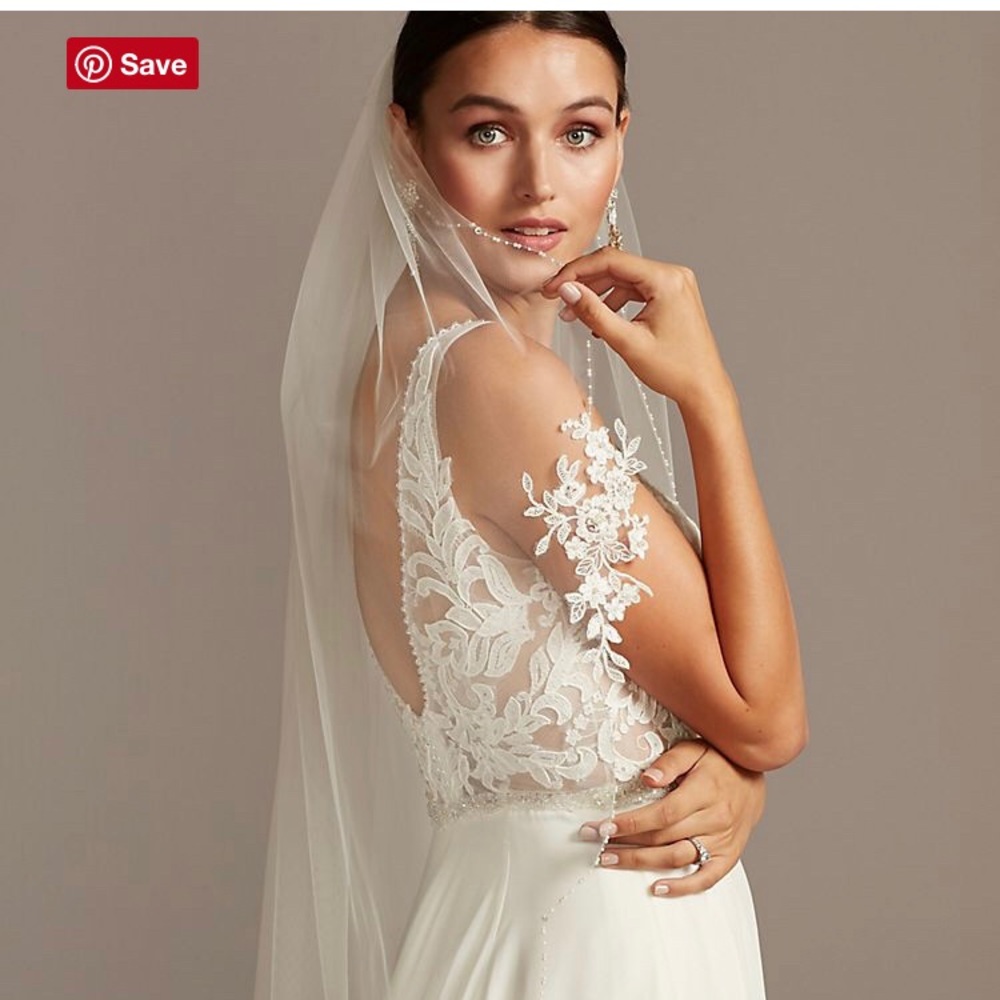 LACE APPLIQUE PEARL SCALLOPED MID-LENGTH VEIL
